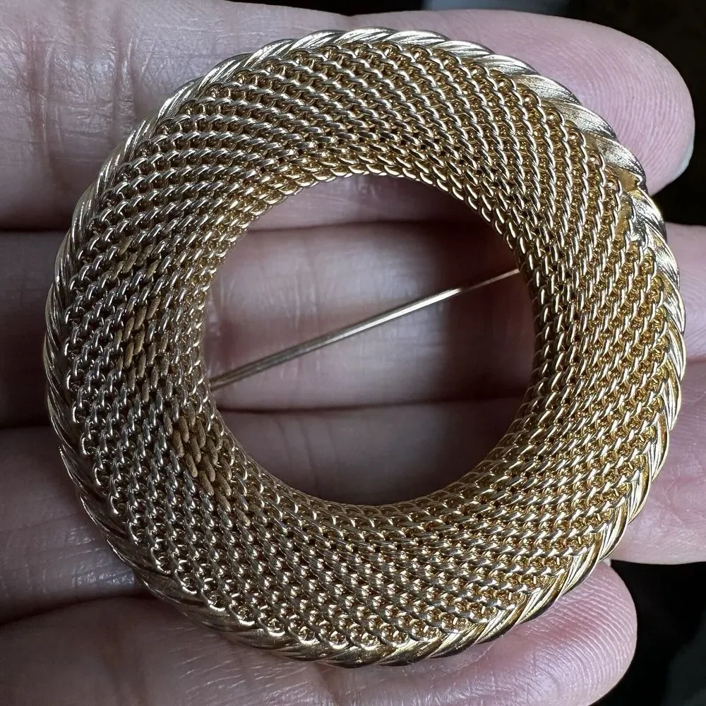 Vintage Kramer Of New York Brooch Pin 1.75 Inch Gold  Mesh Metal Circle  Signed‎